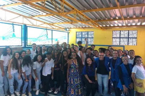 Negro Davi canta para estudantes do colégio educare em Sussuarana